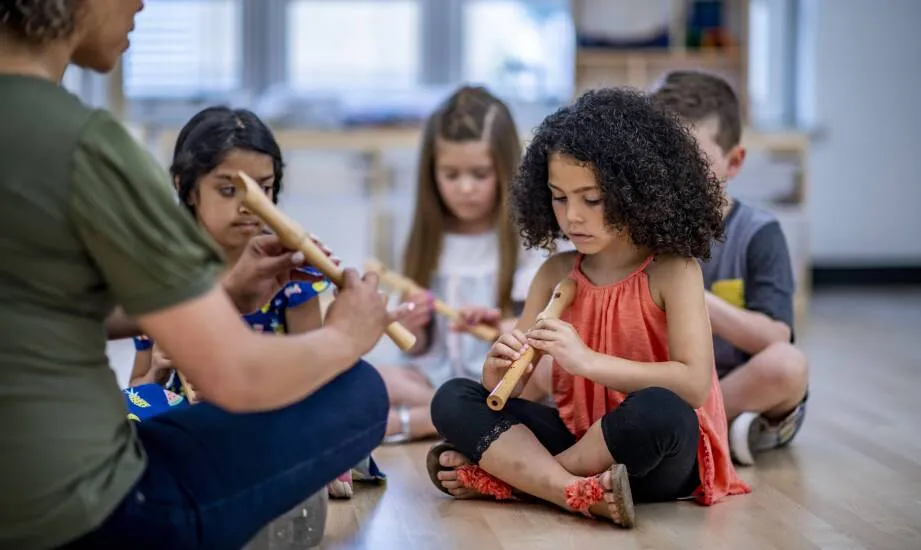 dziecko grające na flecie prostym