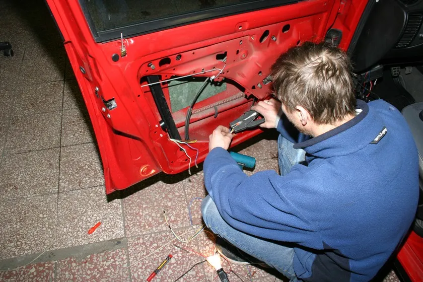 montaż centralnego zamka w samochodzie warsztat