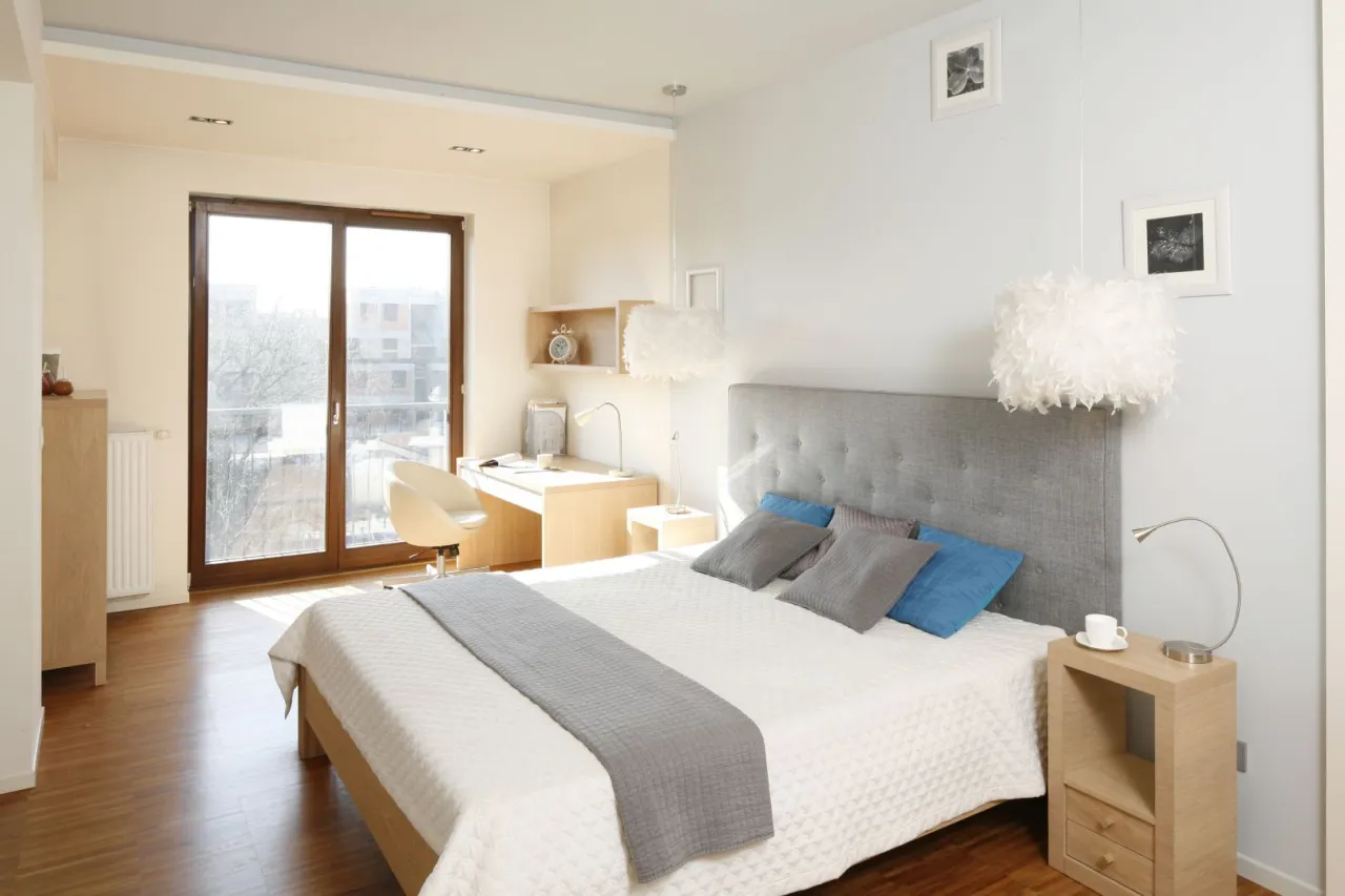 budzik w sypialni styl skandynawski