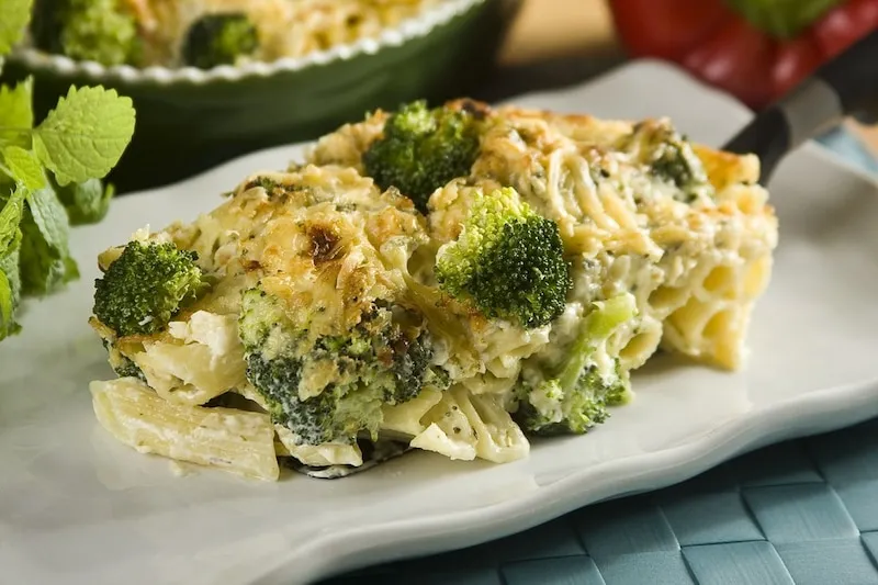 Składniki na zapiekankę makaronową z brokułami