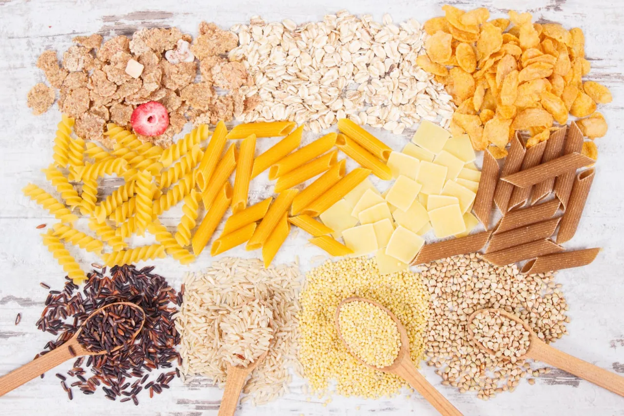 Różne rodzaje zbóż i makaronów: ryż biały, kasza gryczana, płatki owsiane, makaron penne i fusilli. Idealne dodatki do mięsa.