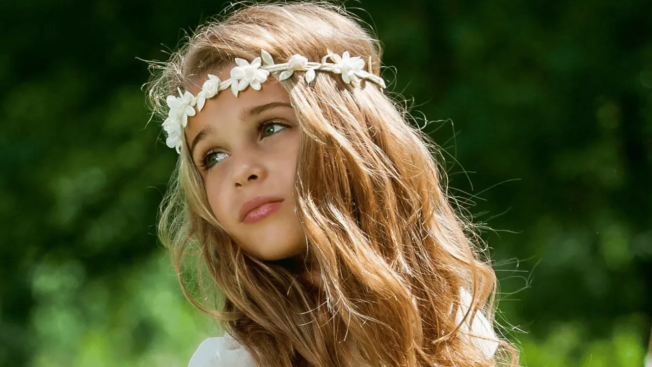 Fryzury komunijne dla dziewczynek naturalne fale