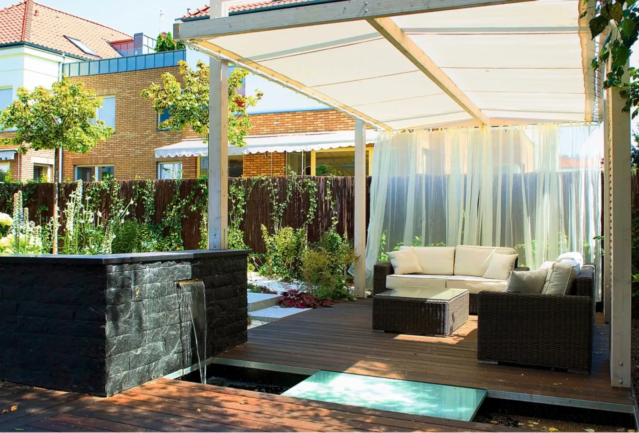 Altana z kamienną ścianą