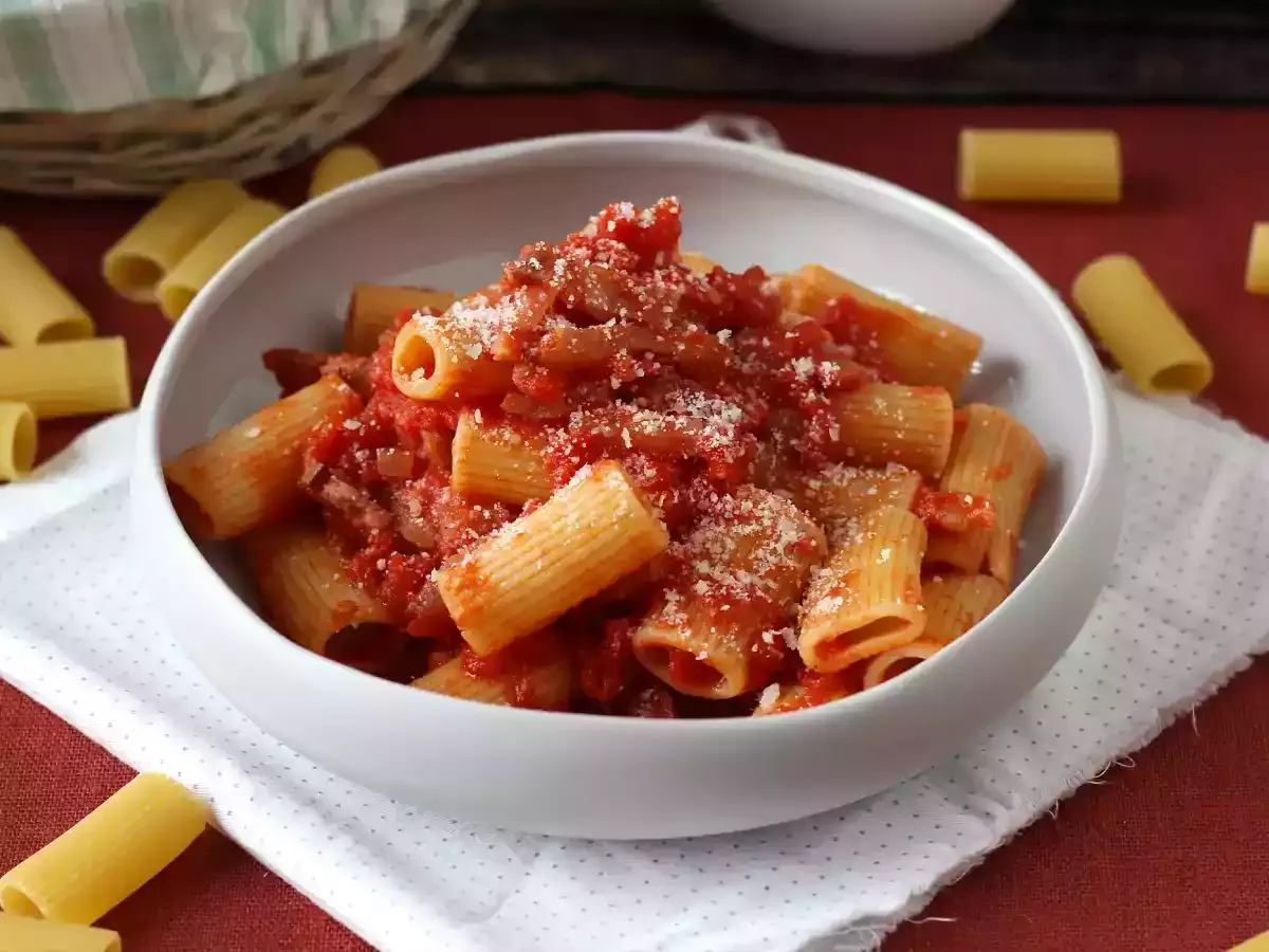 Pyszne danie z makaronem rigatoni w sosie pomidorowym z guanciale i pecorino. Idealne Pasta Amatriciana przepis.