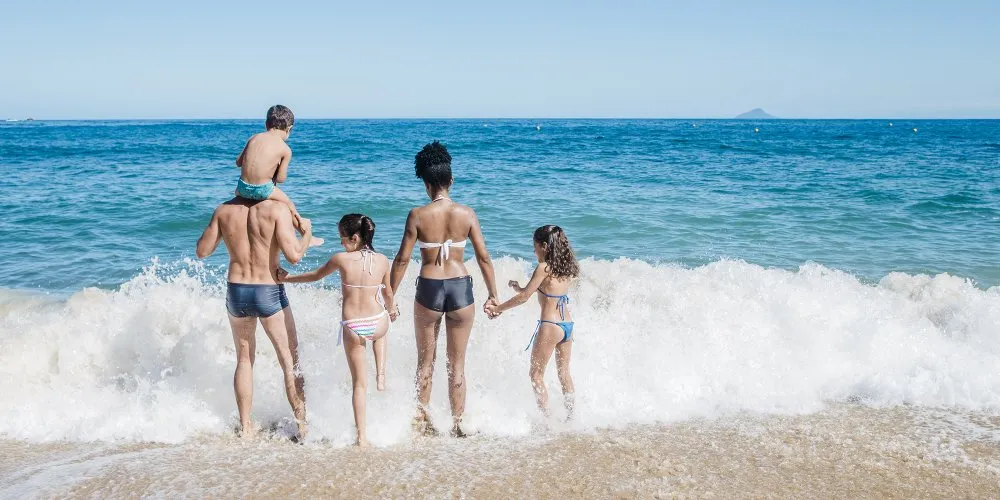 Famille sur plage de sable fin en Espagne