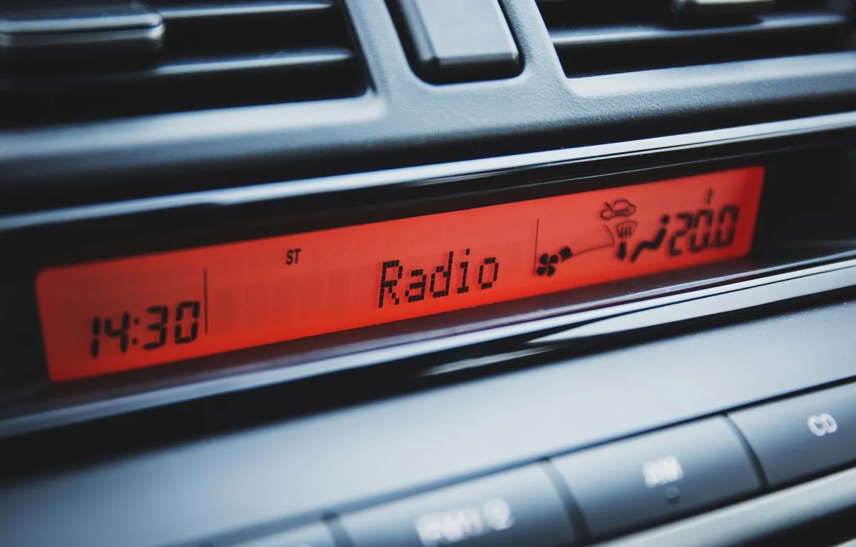 Zdjęcie Jak podłączyć transmiter FM w samochodzie - proste kroki i porady