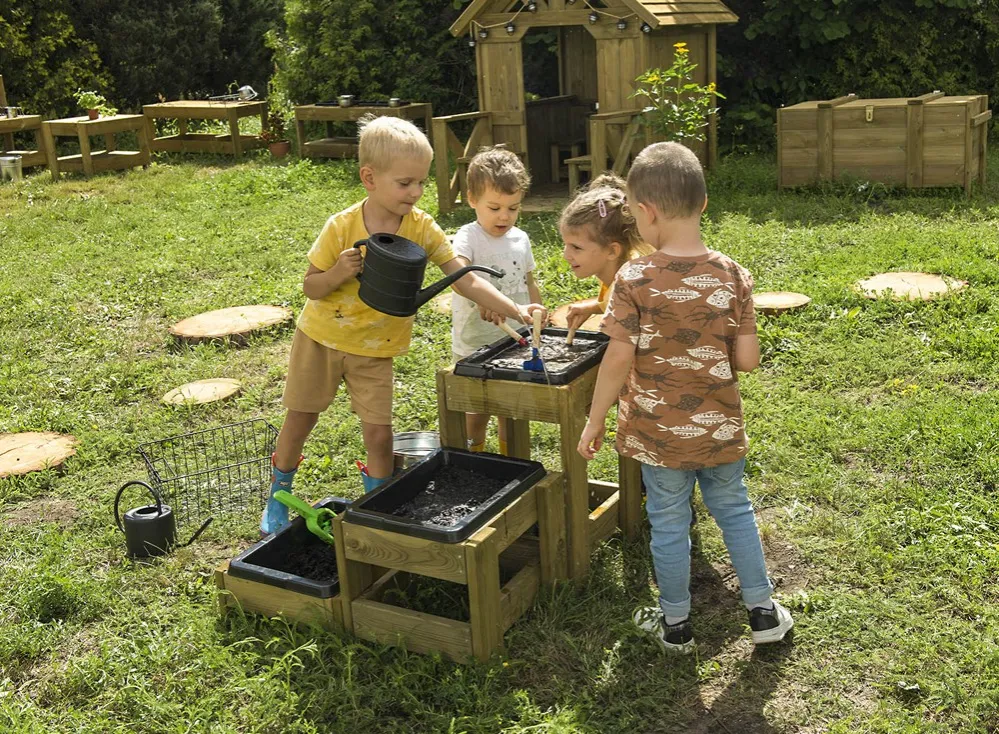 dziecko bawiące się w kuchni błotnej