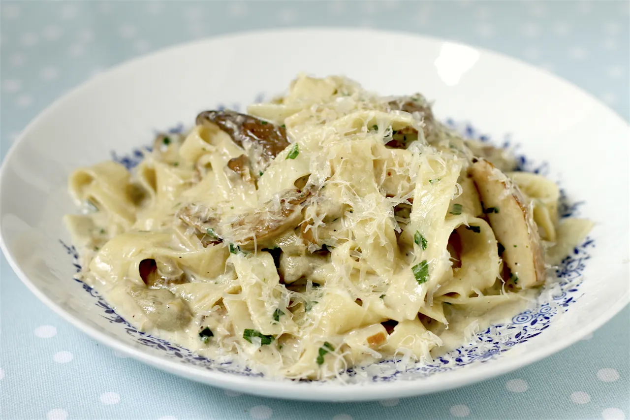 sos z prawdziwk&oacute;w na talerzu