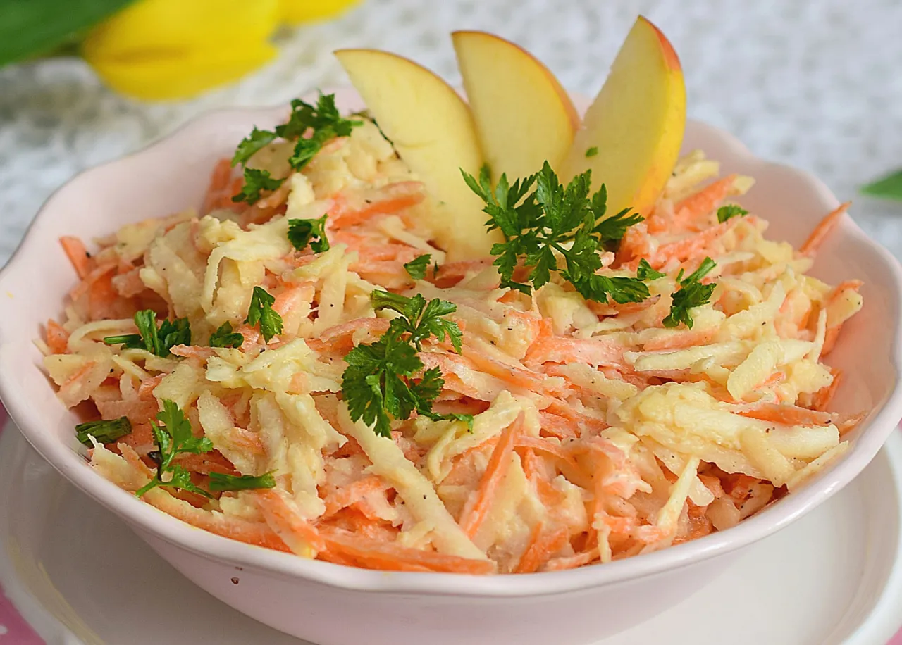 Pyszna surówka z selera i marchewki, idealna na wiosnę. Prosty przepis na to, jak zrobić surówkę z selera, która zachwyci smakiem.