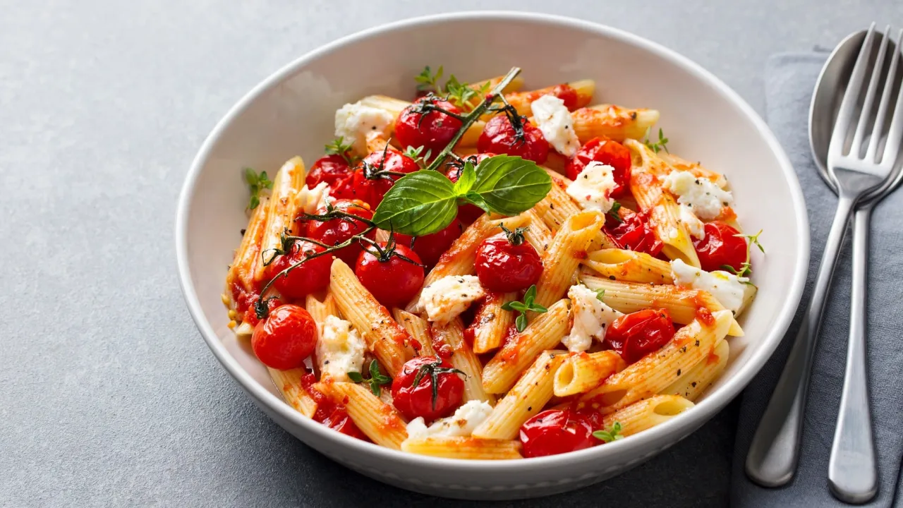 Nudeln mit Pesto Rosso und Kirschtomaten auf einem Teller