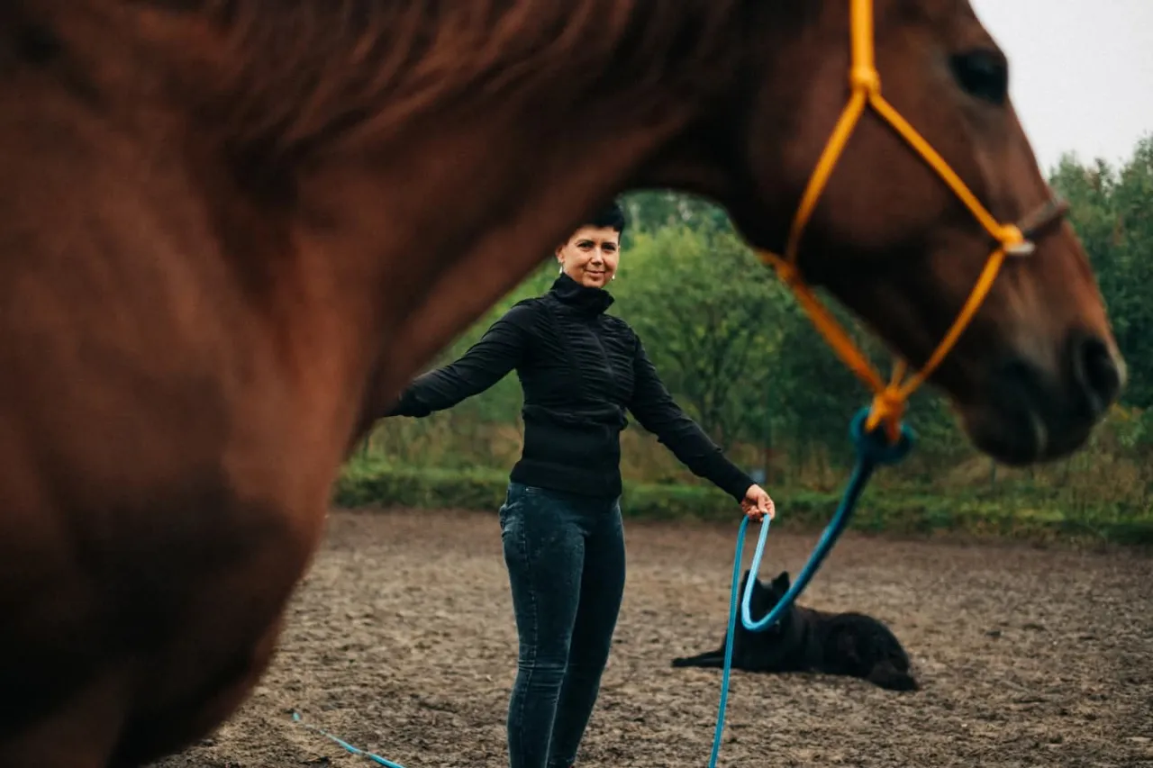 Kobieta z koniem robiąca selfie, z widocznym hasztagiem #equestrianlife