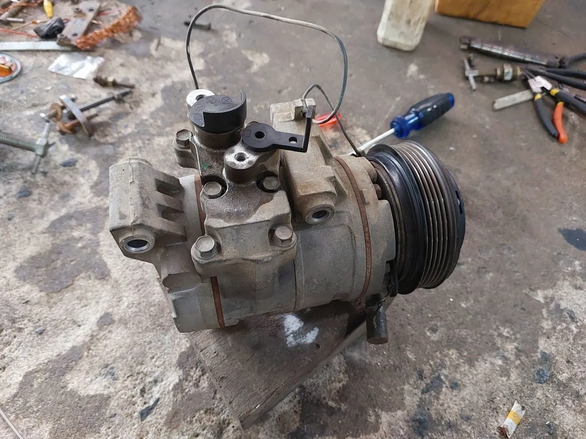 Uszkodzona sprężarka klimatyzacji przez brak oleju