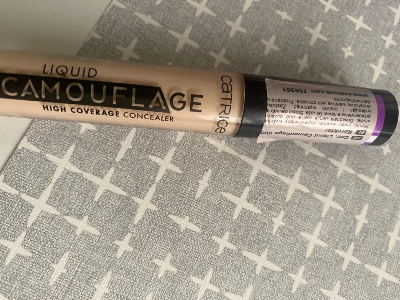Catrice Liquid Camouflage 005 vs 010 swatches por&oacute;wnanie