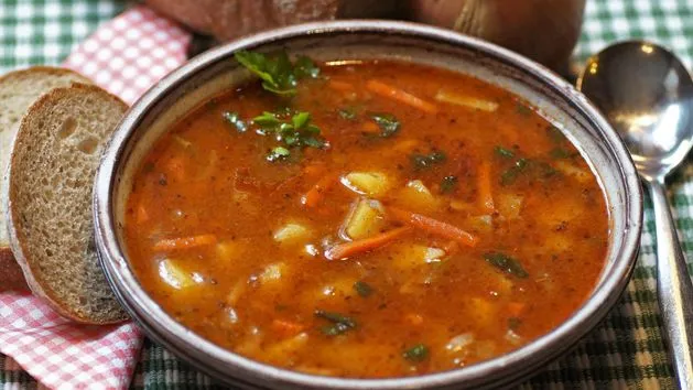 Surowy ziemniak w zupie wchłaniający s&oacute;l