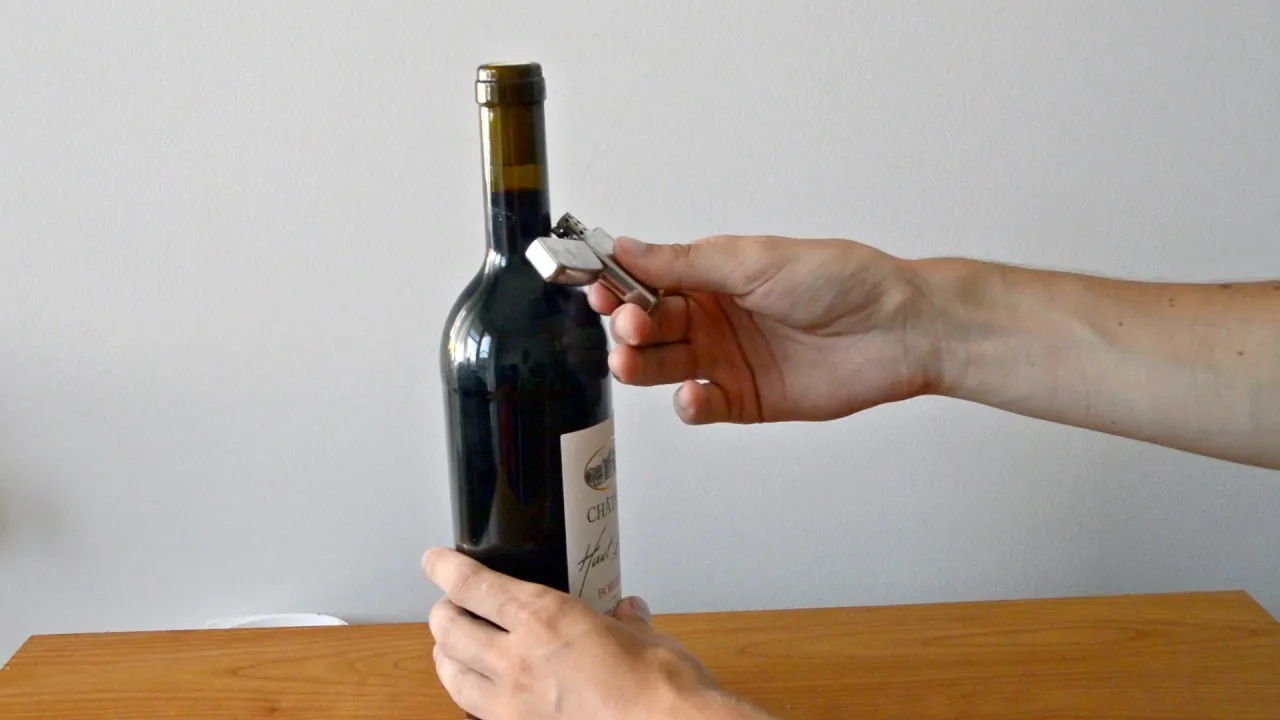 otwieranie wina zapalniczką bezpiecznie