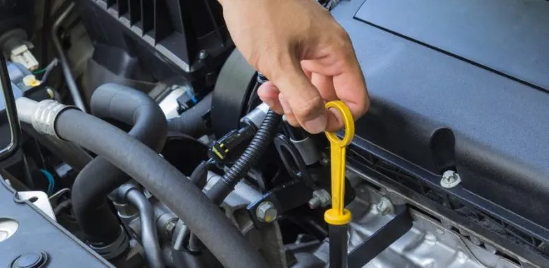 Motorölstand prüfen Messstab Motorhaube