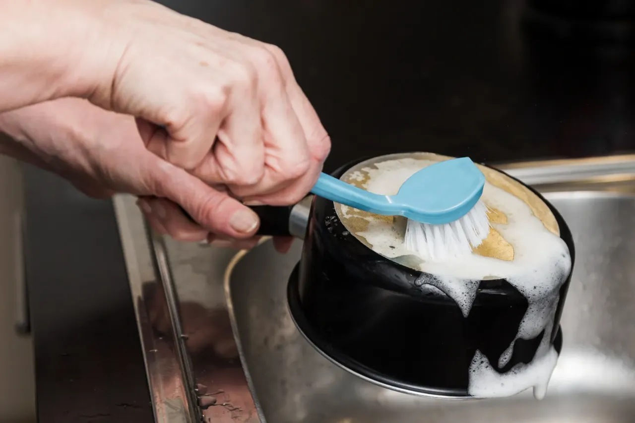 Czyszczenie przypalonego garnka po karmelu