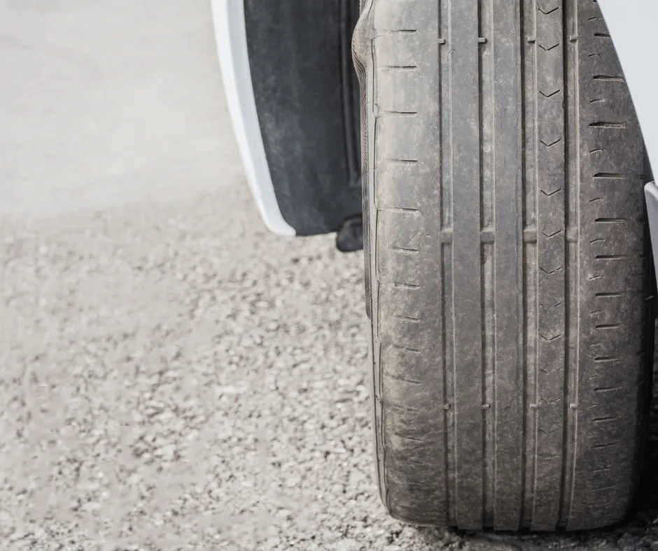 zużyta opona pęknięcia wybrzuszenia