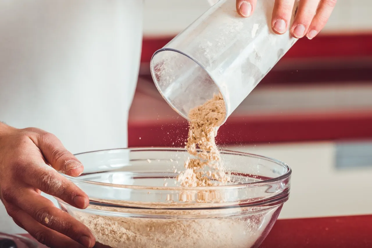 Odmierzanie mąki szklanką i nożem