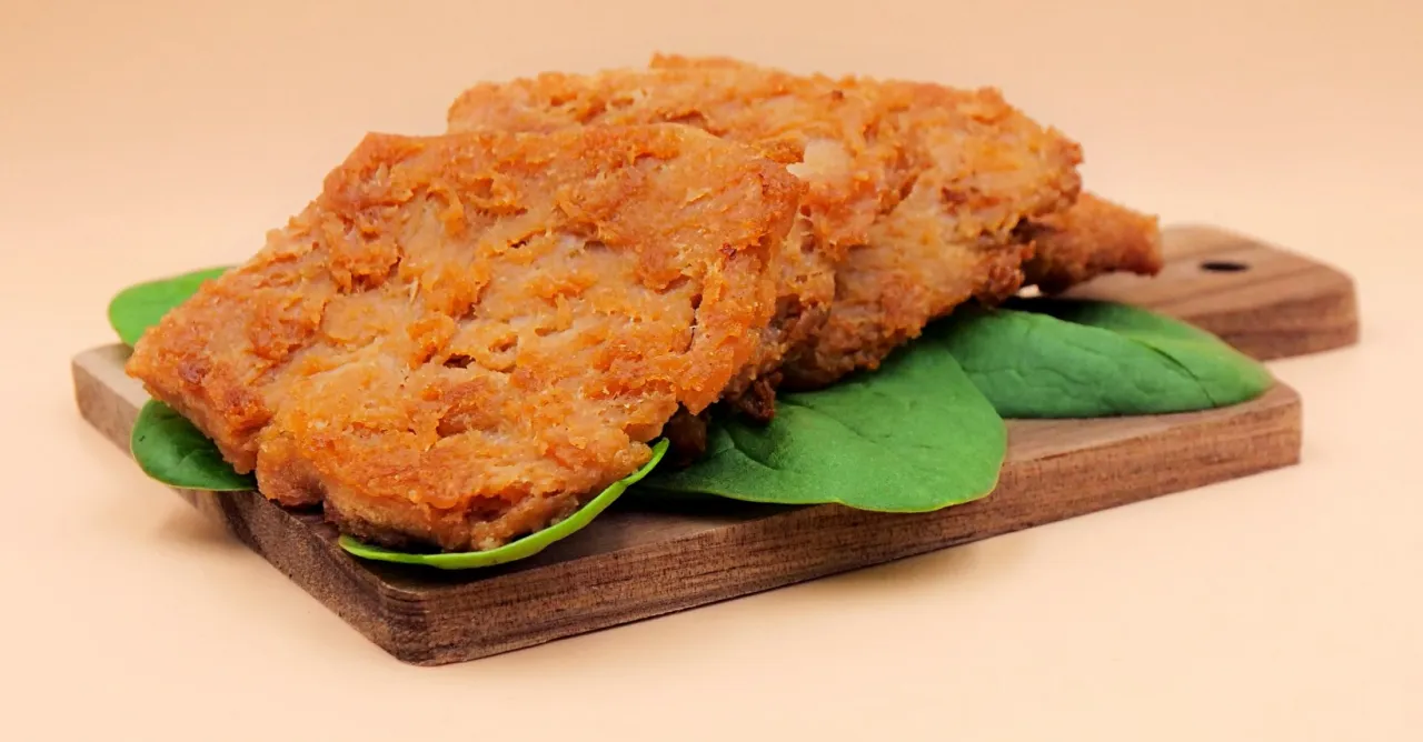 gotowe kotlety sojowe na talerzu z dodatkami