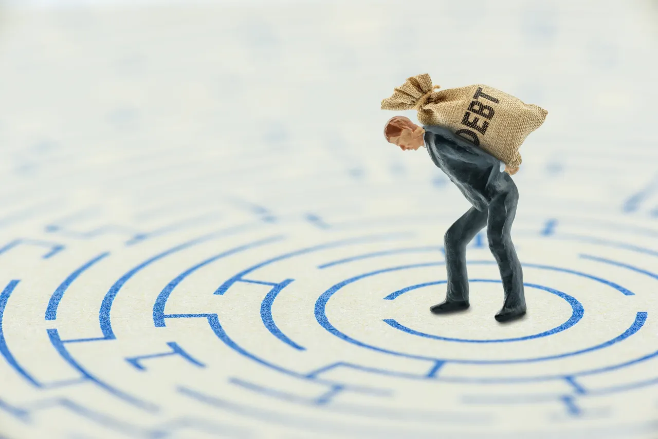 osoba w trudnej sytuacji finansowej, zmartwiona, spirala długów wizualizacja