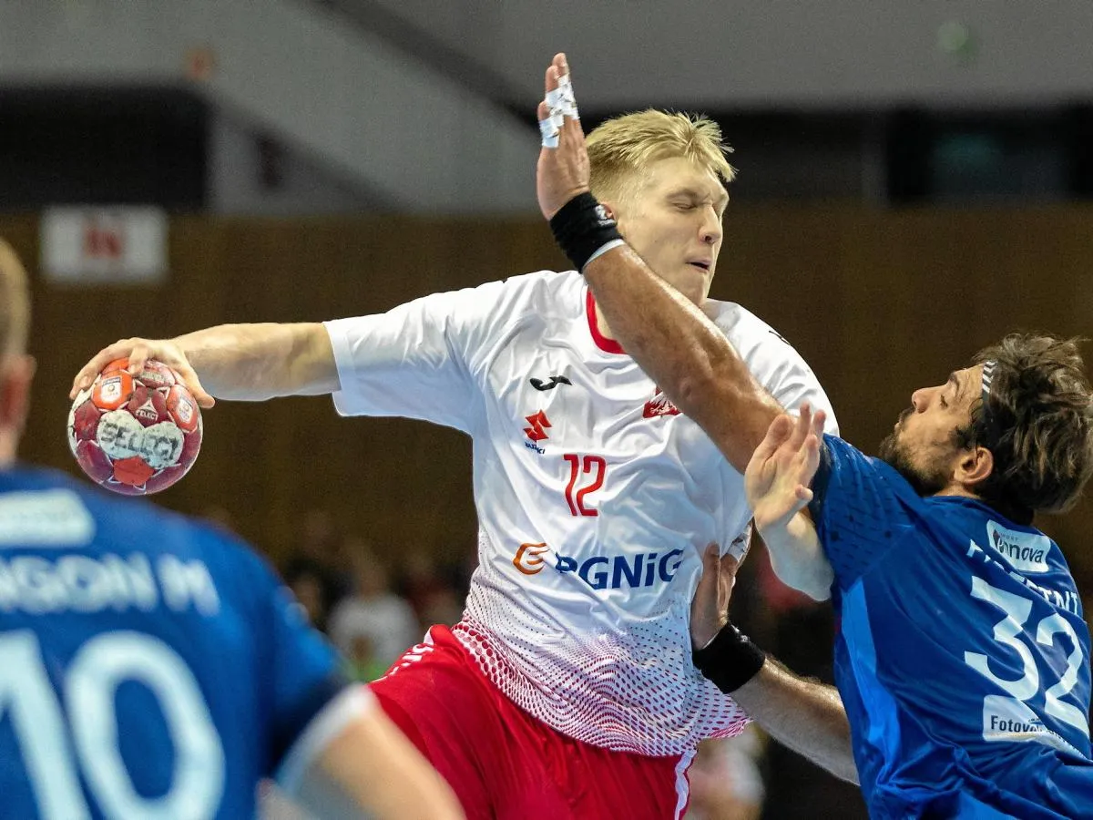 Piłkarz ręczny w białej koszulce z numerem 12 pr&oacute;buje rzucić piłkę. Kiedy następny mecz polski w piłce ręcznej?