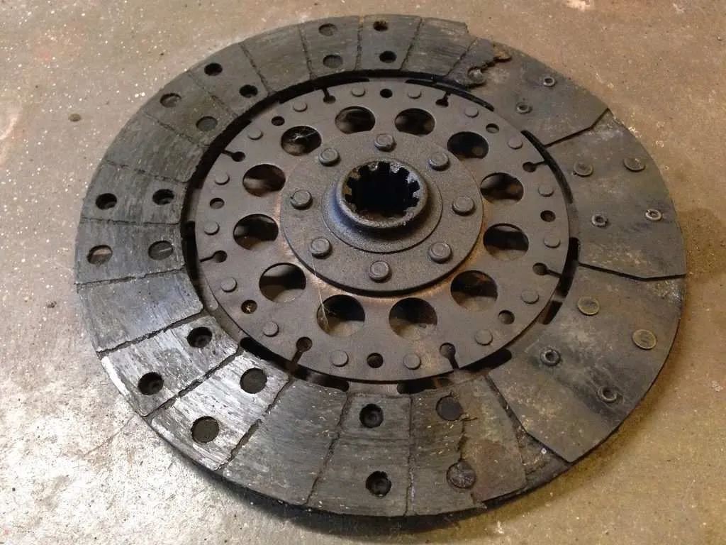 Uszkodzone sprzęgło samochodowe