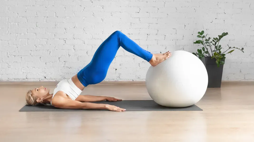 Test kąta prostego na piłce pilates