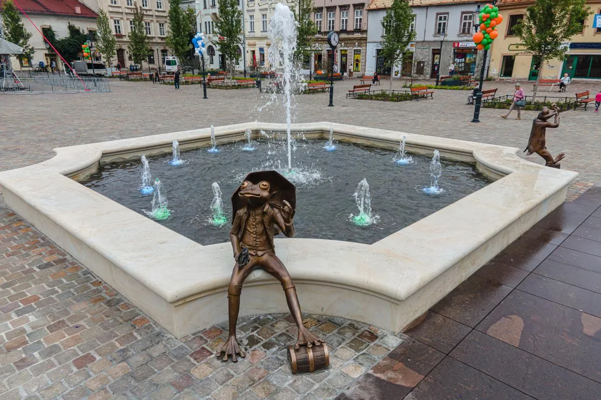 Rynek w Bielsku-Białej z fontanną i kolorowymi kamienicami