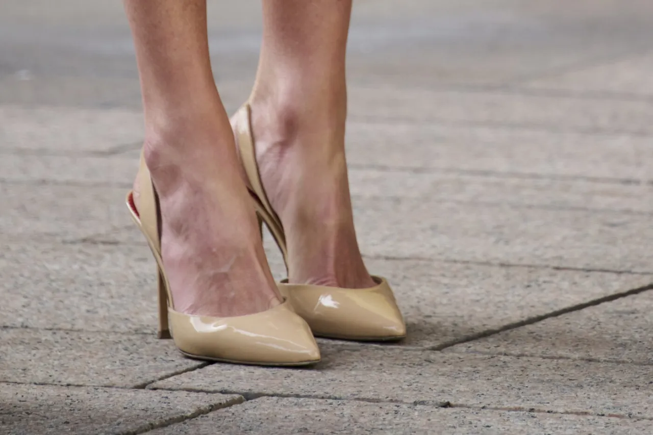 R&oacute;żne modele beżowych but&oacute;w: sneakersy, botki, szpilki, mokasyny, sandały