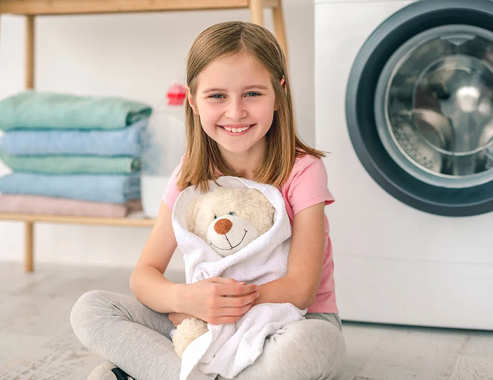 dziecko sprawdza metkę pluszaka przed praniem