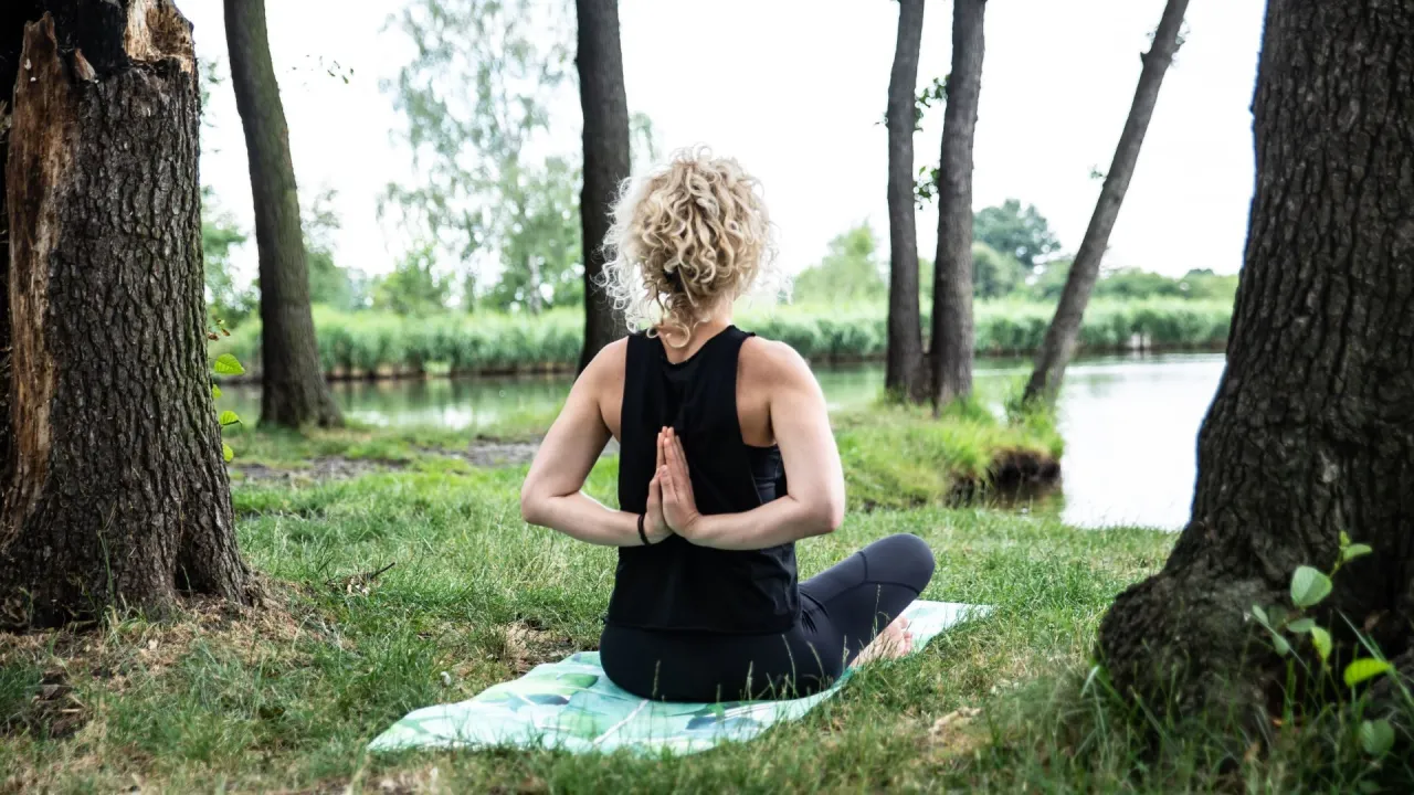 Osoba medytująca lub myśląca nad swoimi celami życiowymi