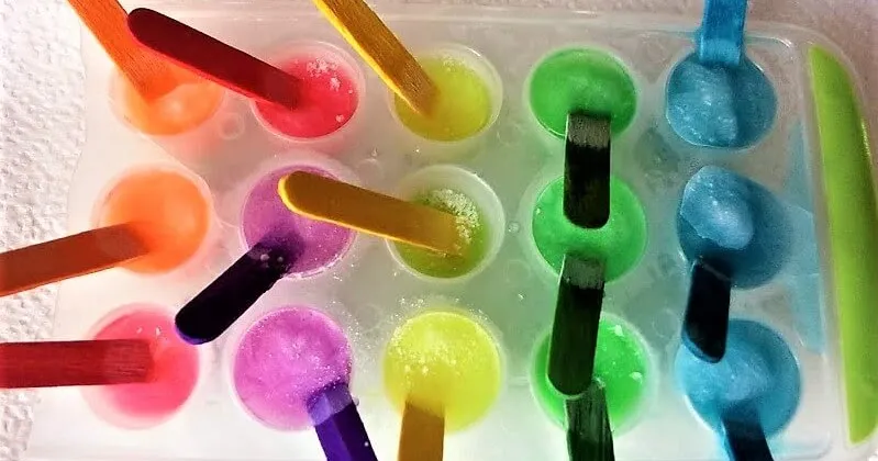 kolorowe lodowe rzeźby zabawy sensoryczne