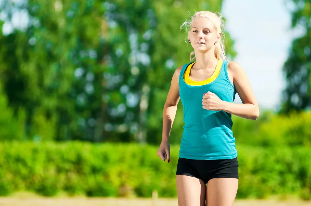 Biegacz na ścieżce leśnej, zdrowy styl życia