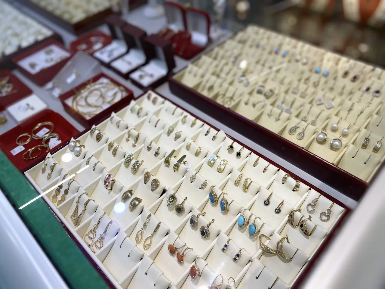 Sklep jubilerski stacjonarny zwrot biżuterii