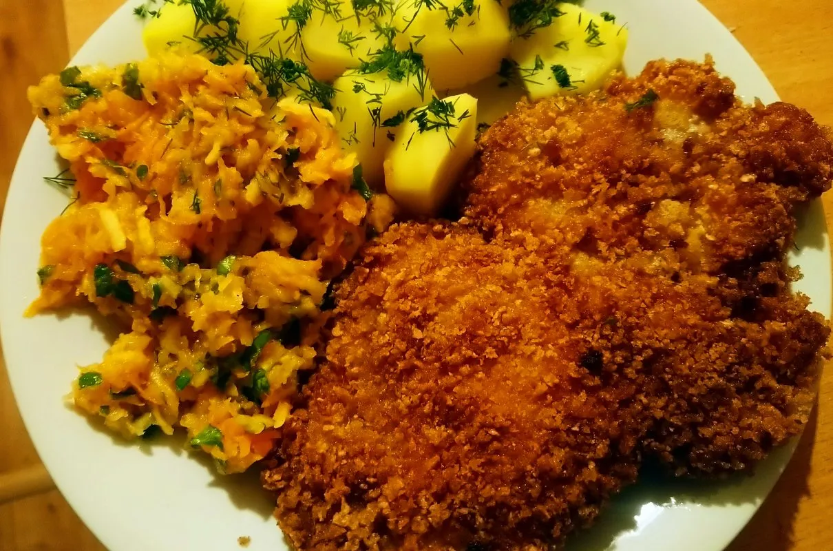 Chrupiący schabowy w panko, obok ziemniaków i surówki z marchewki z koperkiem. Pyszny obiad gotowy!