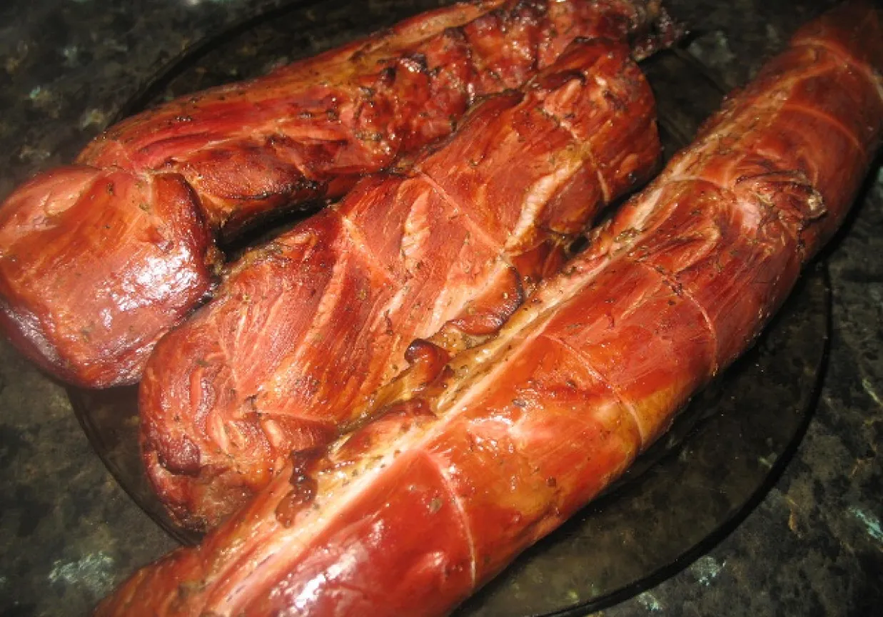 Trzy soczyste polędwiczki wieprzowe, idealnie uwędzone. Zastanawiasz się, jak długo wędzić polędwiczki wieprzowe, by uzyskać taki efekt?