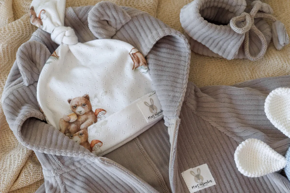 r&oacute;żne materiały kombinezon&oacute;w wiosennych dla niemowląt