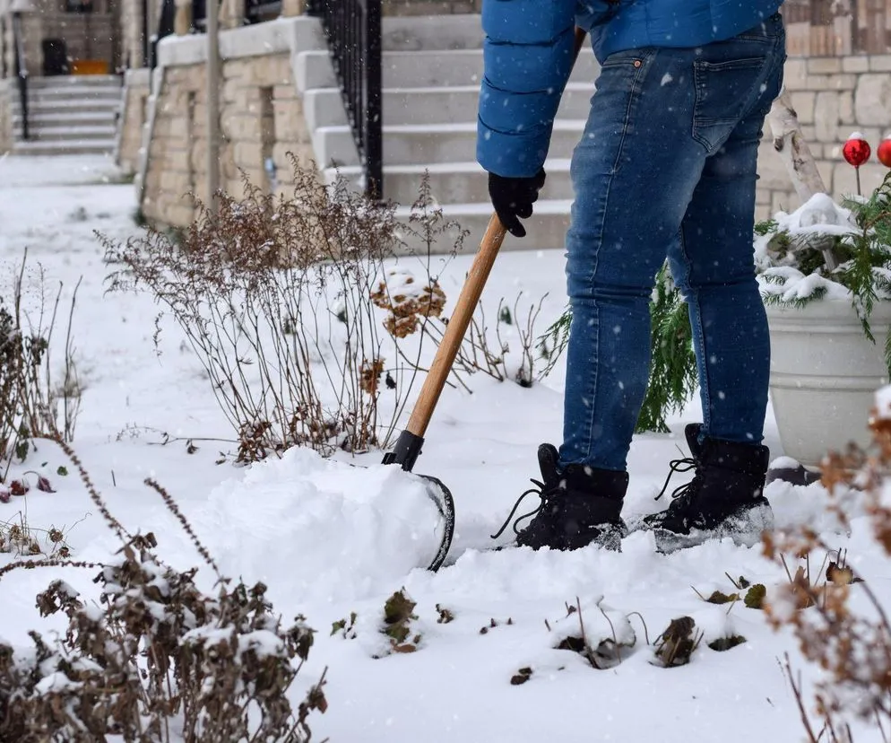 Odśnieżanie chodnika łopatą