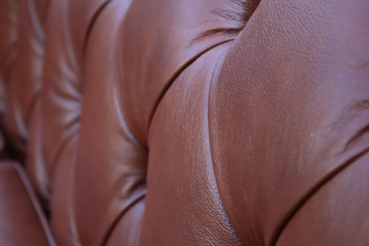 poważne uszkodzenia sk&oacute;ry kanapy, głębokie pęknięcia sk&oacute;ra