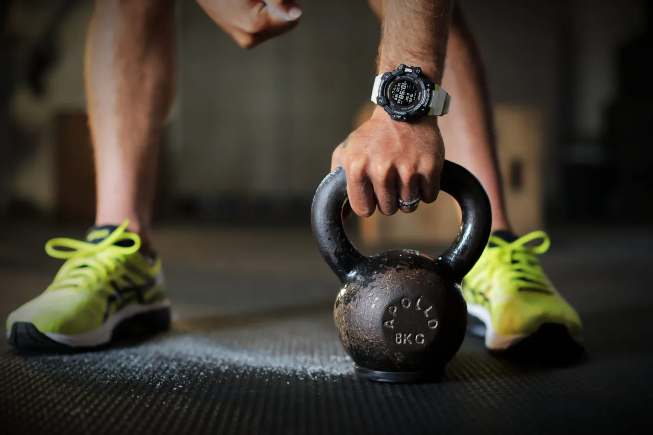Osoba sprawdzająca czas na zegarku podczas treningu