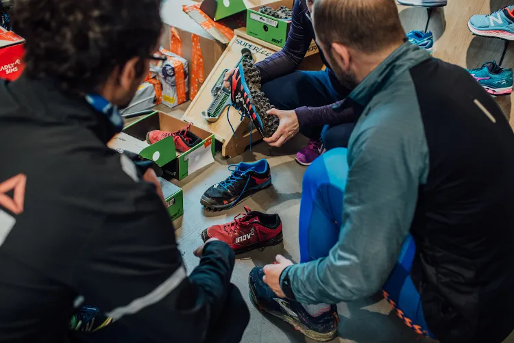 osoba dobierająca buty do biegania w sklepie specjalistycznym