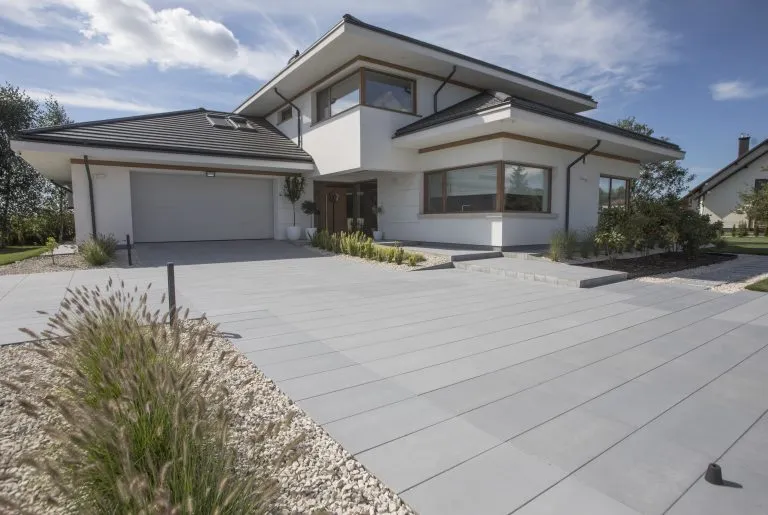 różne rodzaje podjazdów przed domem inspiracje