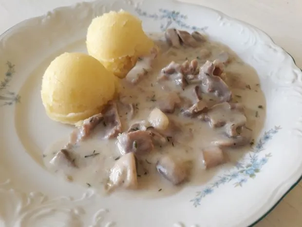 gulasz z żołądków drobiowych z pieczarkami