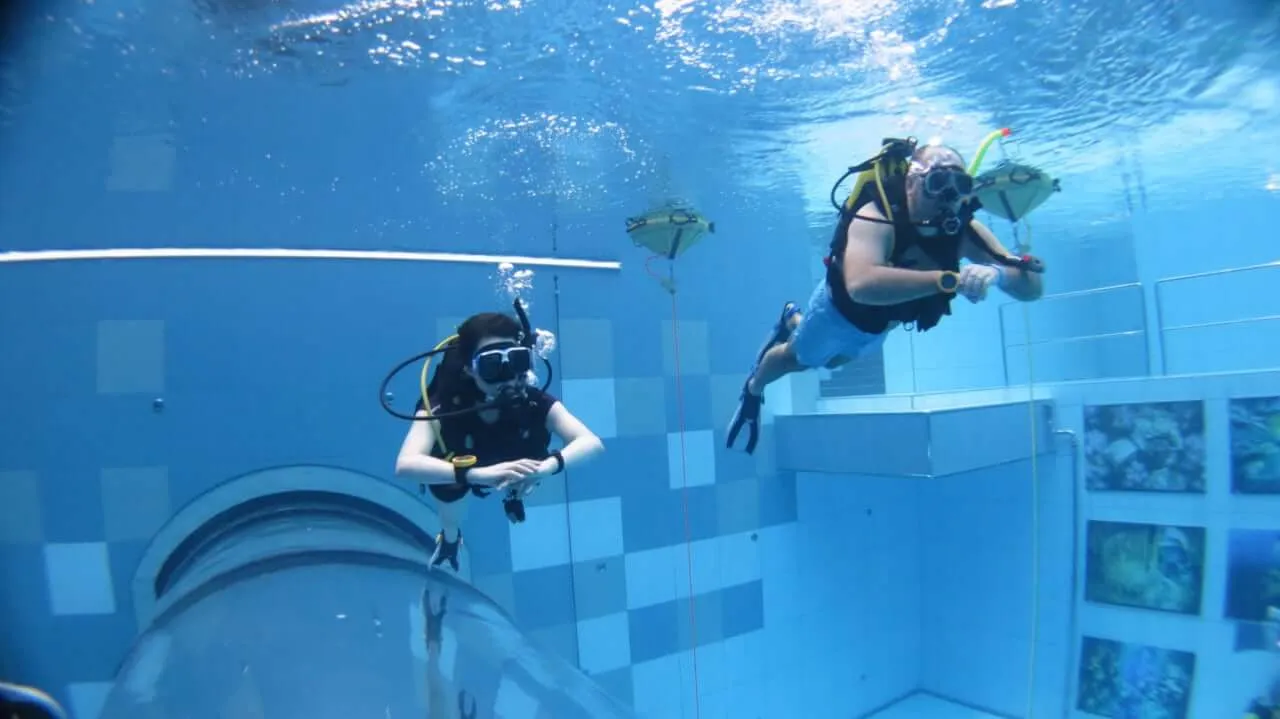 dorosły uczy się pływać, pokonuje strach przed wodą