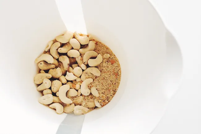 płatki drożdżowe i parmezan z nerkowców