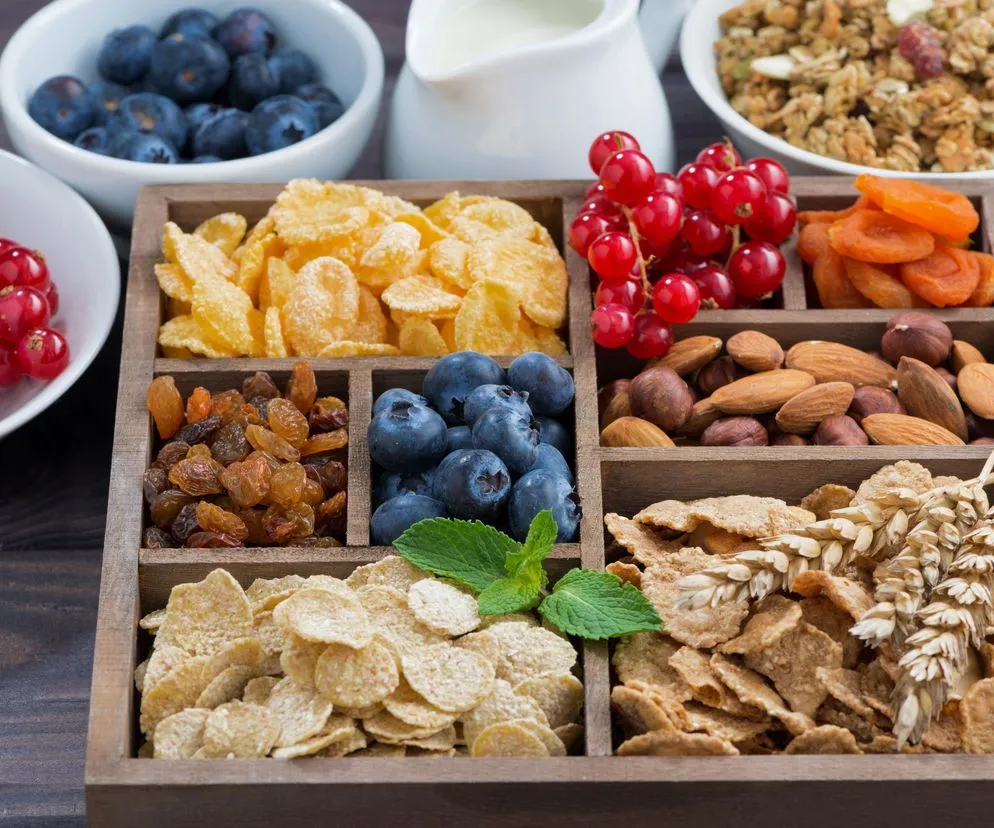 zdrowe przekąski na diecie owoce orzechy jogurt