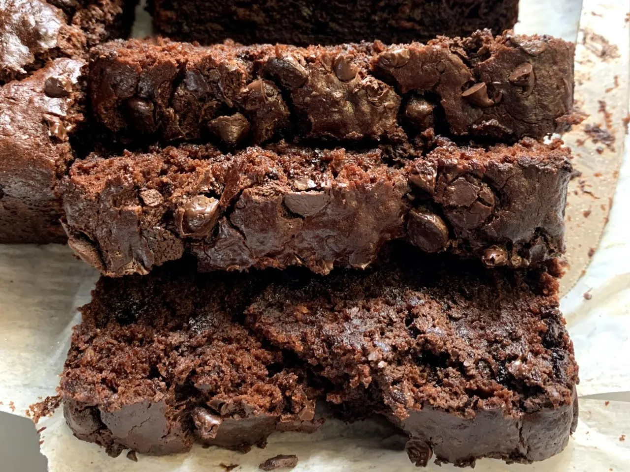 Czekoladowy chlebek bananowy z kawałkami czekolady. Idealny pomysł, co zrobić z banan&oacute;w fit.