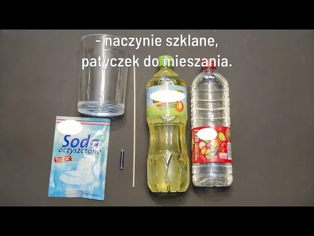 ocet i soda oczyszczona obok siebie