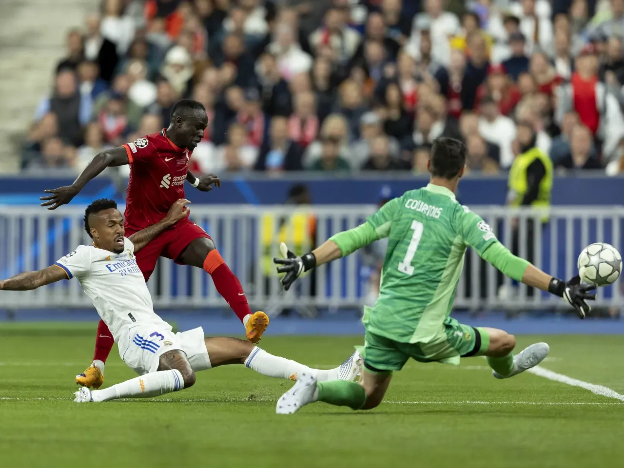 Mane pr&oacute;buje strzelić gola, ale Courtois broni w finale Ligi Mistrz&oacute;w 2022.